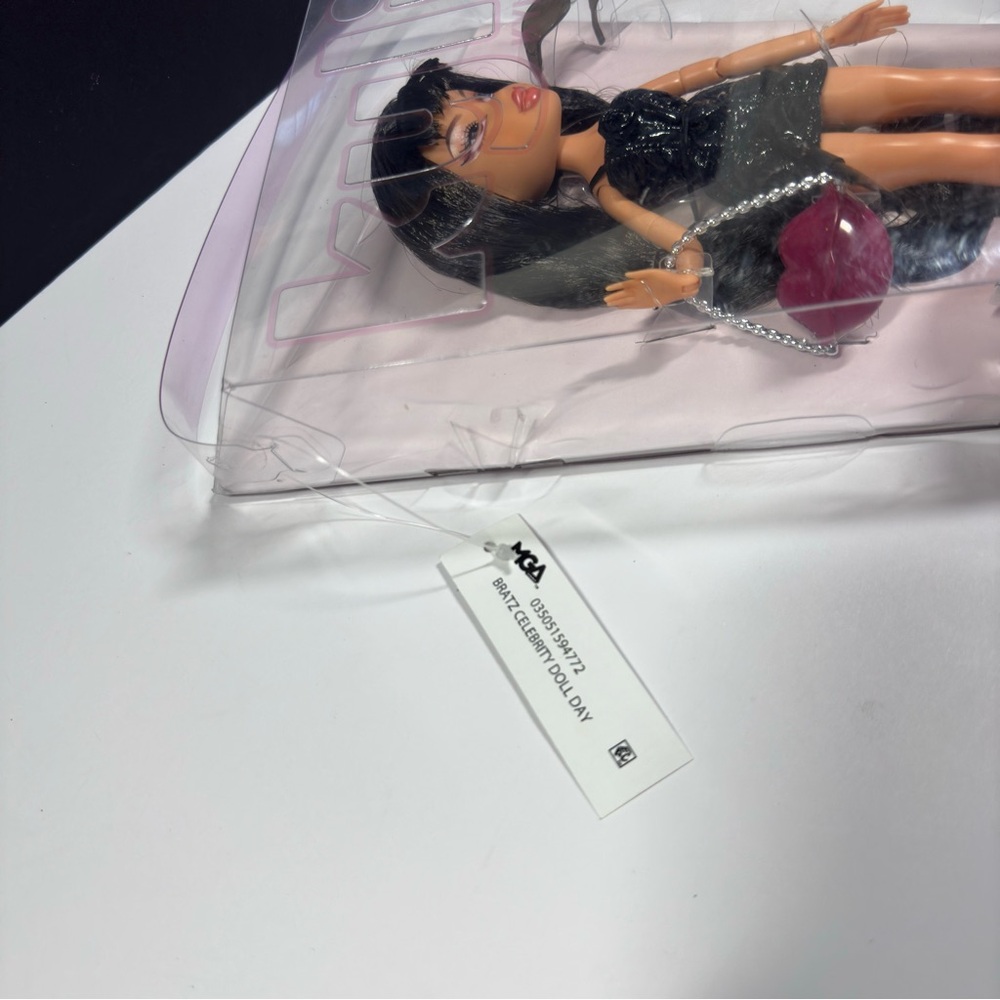 Bratz x Kylie Jenner Day Fashion Doll with Accessories and Certificate - Picture 11 of 12